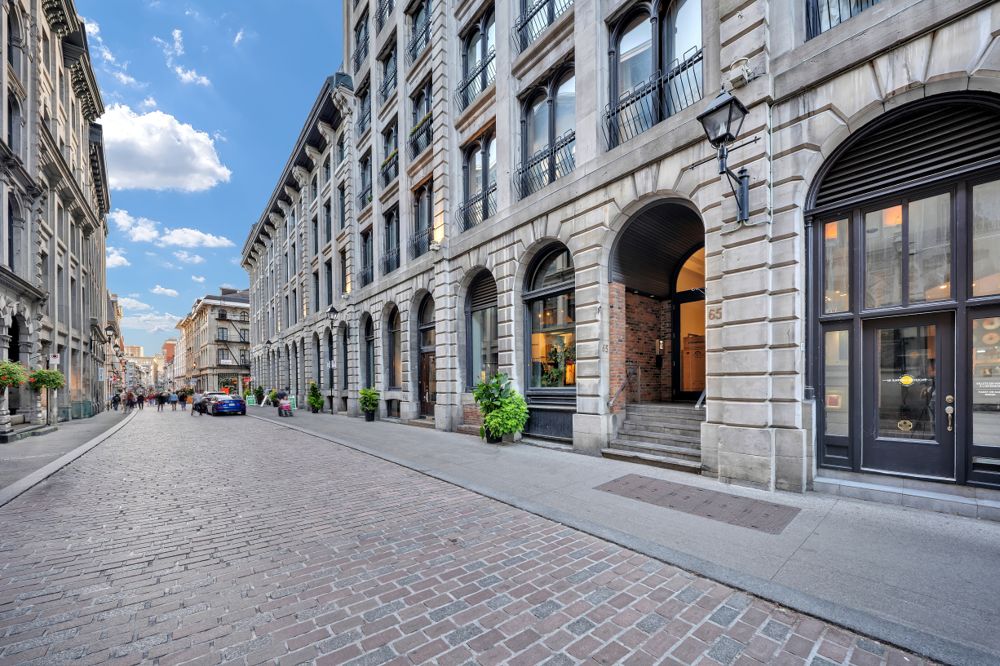 Front exterior of La Caserne at 65 Rue St-Paul O., apt. 618