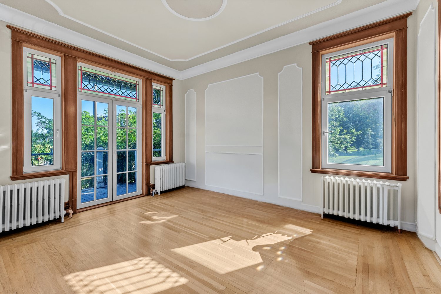 Bright room with stained glass and balcony doors