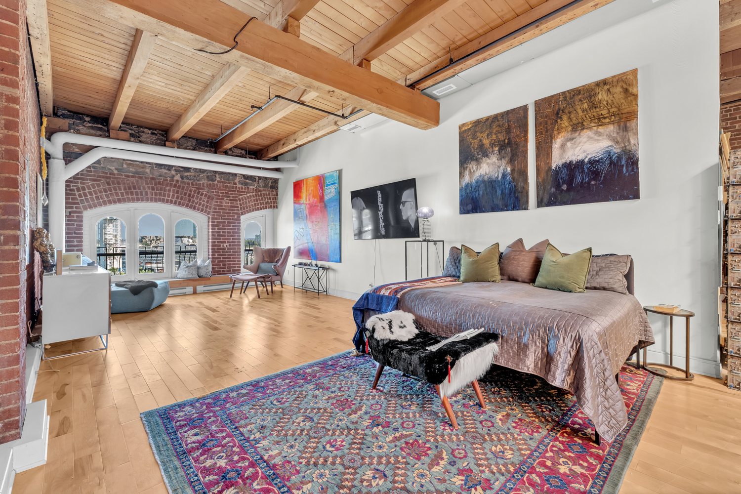 Open sleeping and living area beneath timber beams
